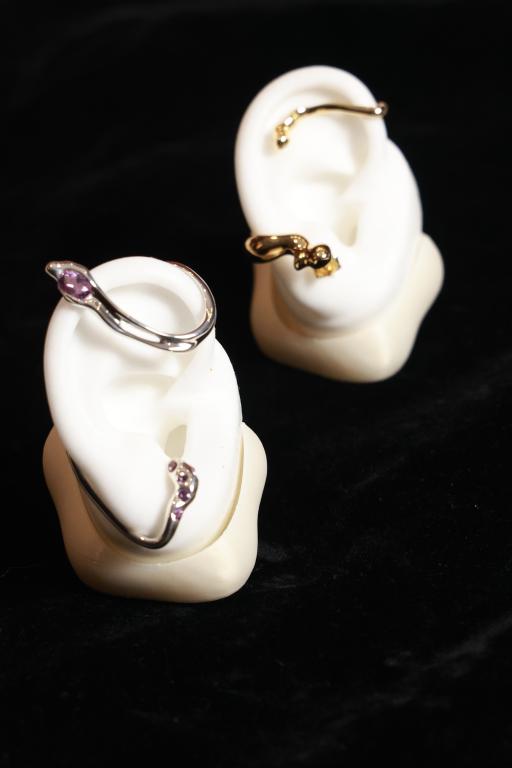 Snuggie純銀鑲紫水晶耳夾（左）和Intertwine Ear Climber（右），以型格取勝。