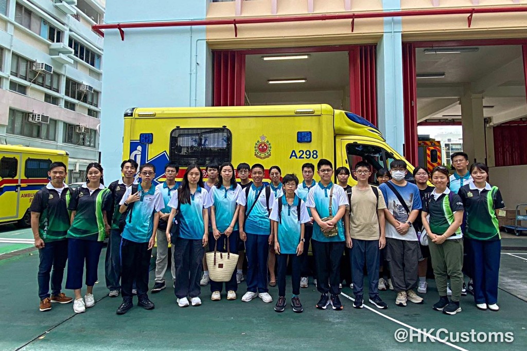 參加「師友計劃」的海關導師們帶領學員在暑假增廣見聞。fb:香港海關 參加「師友計劃」的海關導師們帶領學員在暑假增廣見聞。fb:香港海關