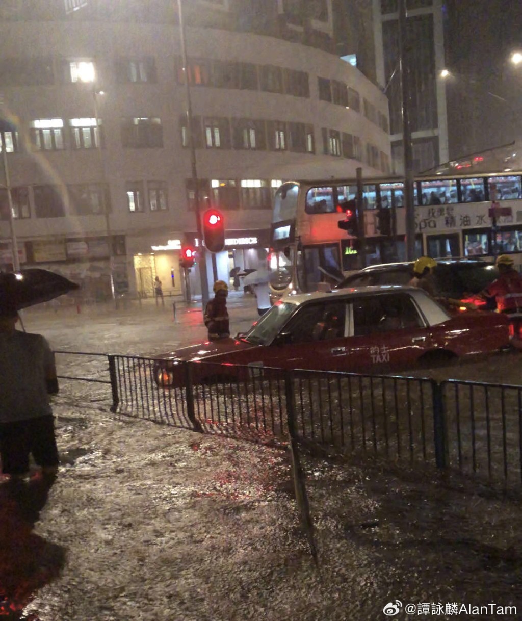 谭咏麟拍摄街头水浸情况。
