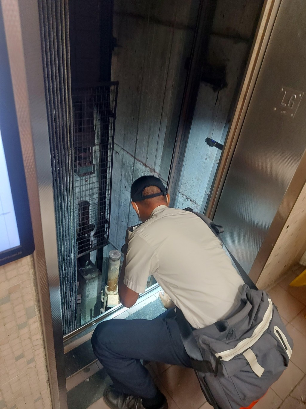 署方在鳳德邨物業管理公司協助下,已檢視紫鳳樓升降機槽,確保積水徹底清除。食環署FB 署方在鳳德邨物業管理公司協助下,已檢視紫鳳樓升降機槽,確保積水徹底清除。食環署FB
