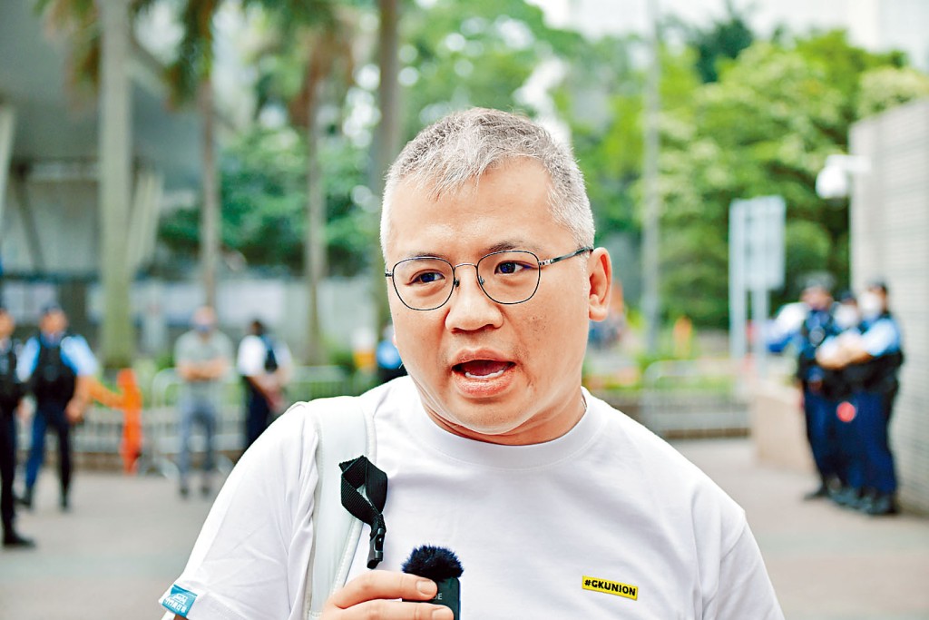 陳朗昇涉嫌拒向警員出示身分證，昨否認各1項阻差辦公及屬交替的阻礙公職人員罪受審。
