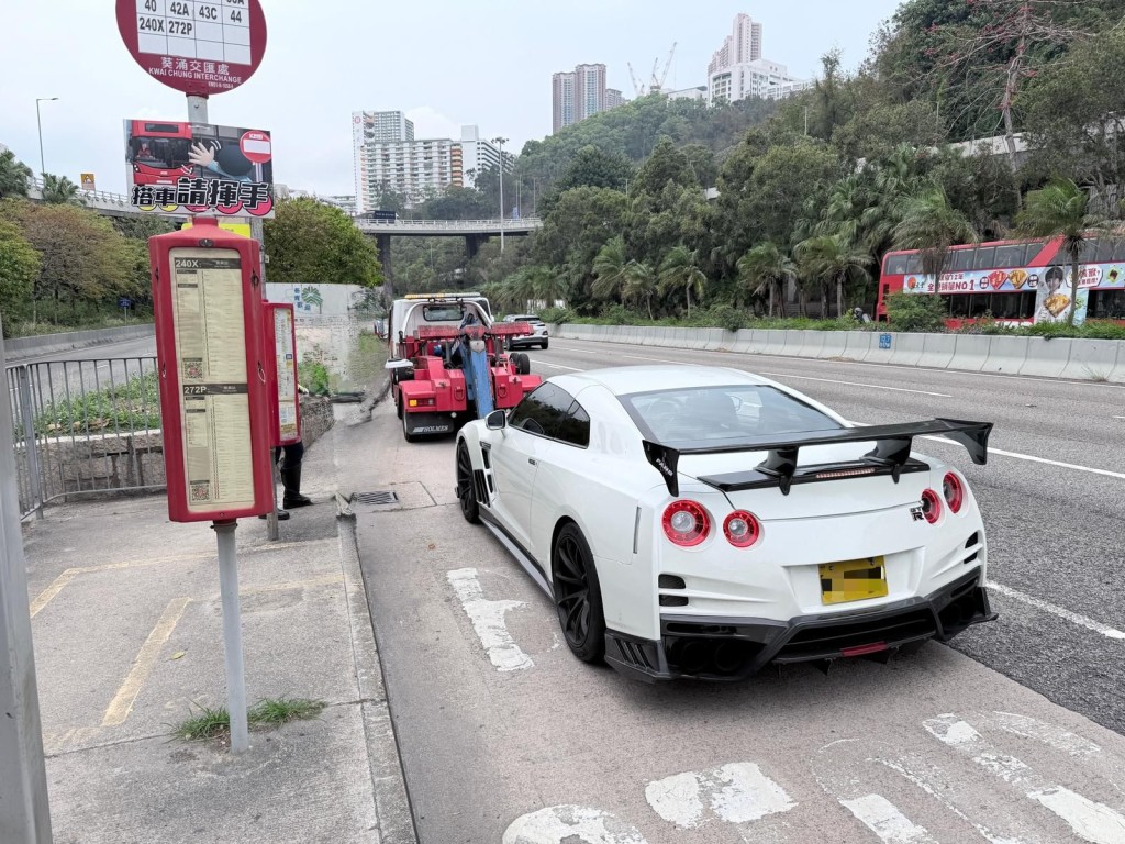 根據《道路交通條例》（第374章）第55（1）條，任何人參與車輛之間在任何道路上的速度競賽或試驗而未經警務處處長書面同意，或違反在批給該同意下施加的任何條件，即屬犯罪，可處第3級罰款及監禁12個月。