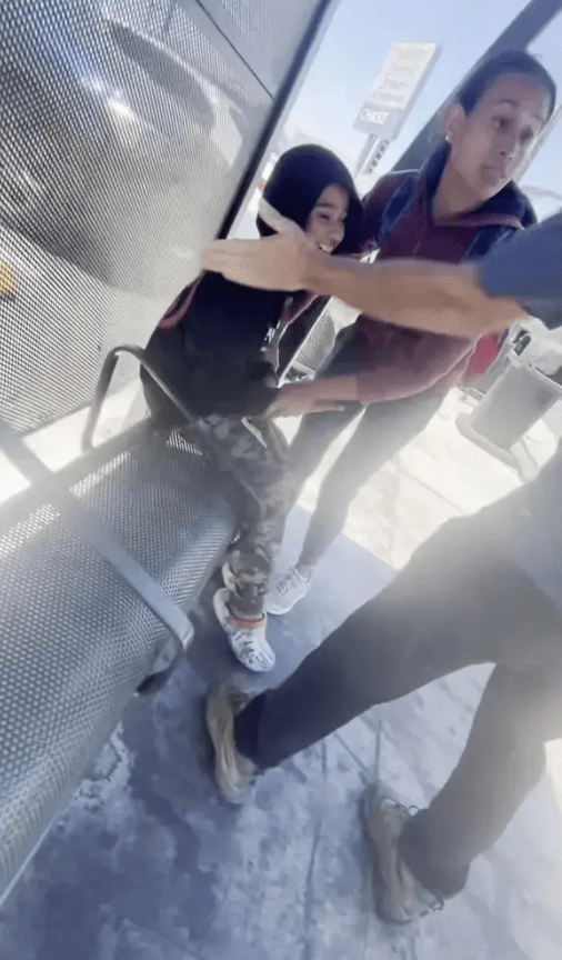 男車主當街摑了莫拉萊斯一記耳光,影片在網上瘋傳。 男車主當街摑了莫拉萊斯一記耳光,影片在網上瘋傳。