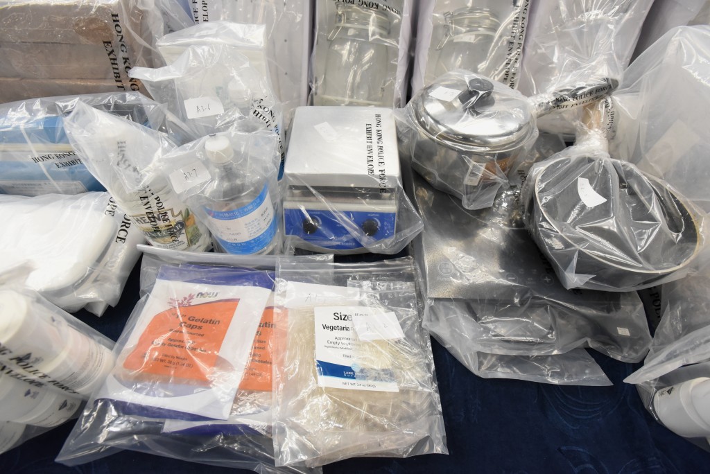 警方展示大批製毒工具。黃文威攝