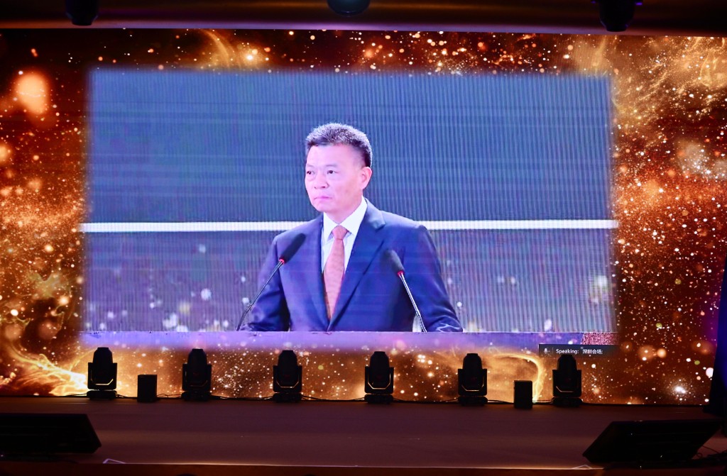 星岛新闻集团主席郭英成在深圳会场致辞。