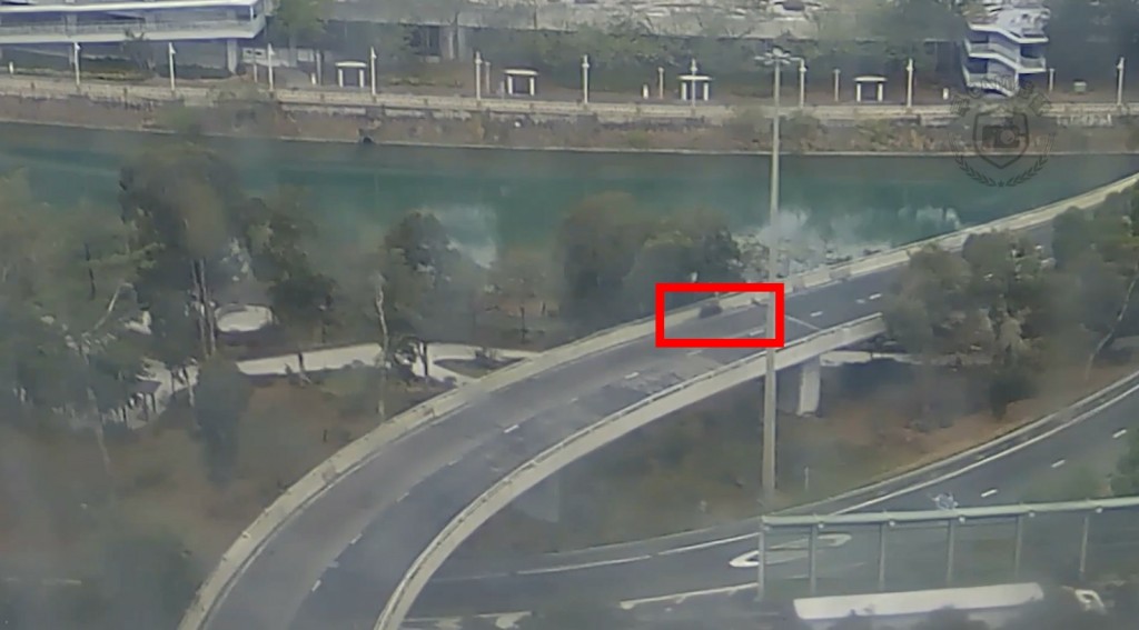 電單車餘勢未止,一直向前滑行了數十米。 電單車餘勢未止,一直向前滑行了數十米。