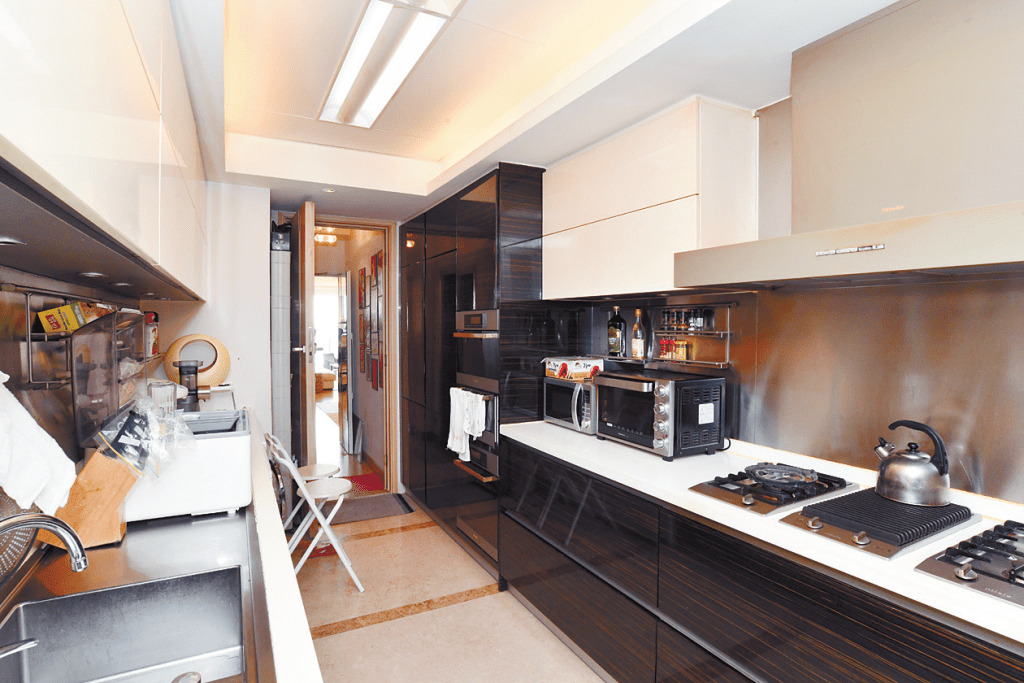廚房工作台為長型設計，烹調位置充裕。