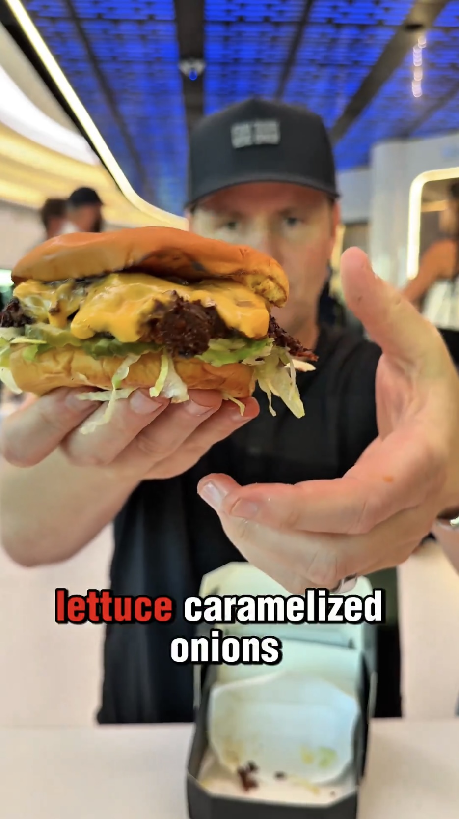 KOL開箱特斯拉漢堡。 X@whatsinside