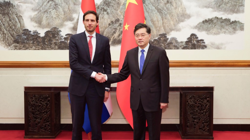 秦剛同荷蘭副首相兼外交大臣胡克斯特拉舉行會談。新華社