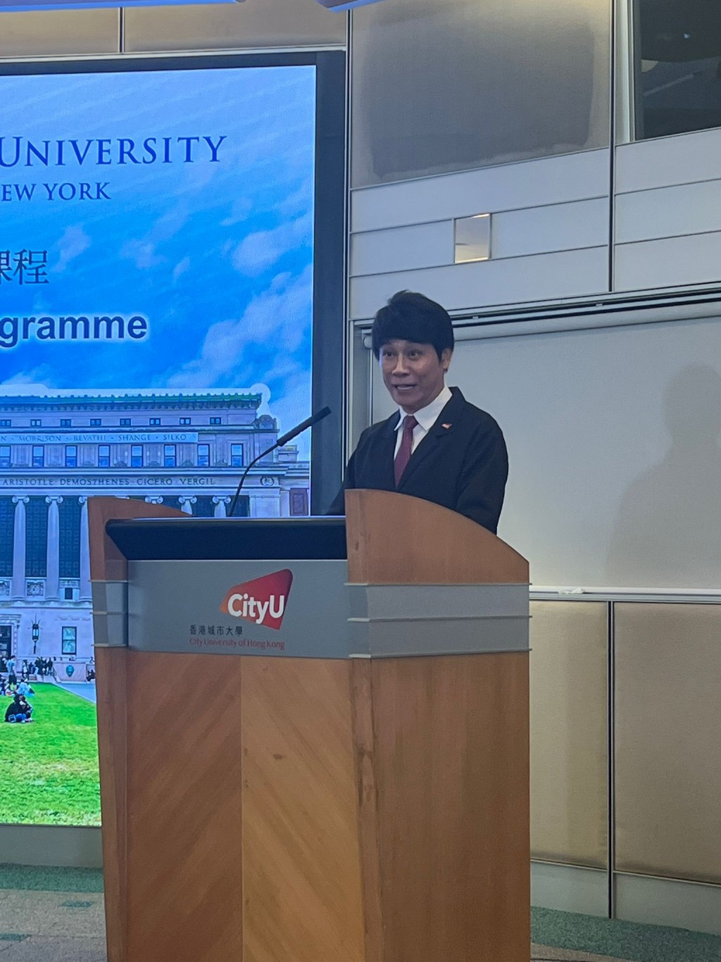 城大協理學務副校長(學術事務)溫子堅表示,城大及哥大的雙學位課程,在本港、區內以至全球就業市埸都獲高度認可。佘丹薇攝 城大協理學務副校長(學術事務)溫子堅表示,城大及哥大的雙學位課程,在本港、區內以至全球就業市埸都獲高度認可。佘丹薇攝