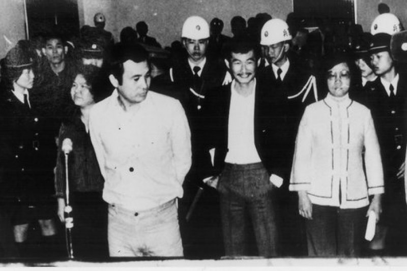 施明德(中)在國民黨政權的法庭上，右為呂秀蓮，左一是陳菊 ，左二是姚嘉文。網絡圖片