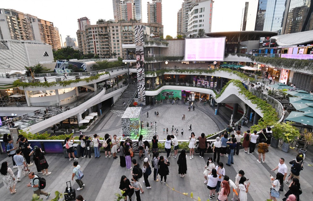近年市民北上消費成風。資料圖片 近年市民北上消費成風。資料圖片