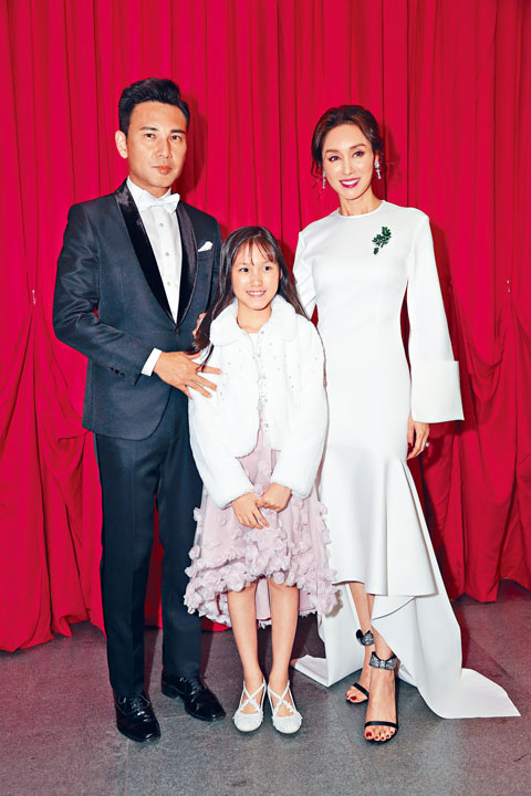 將於下月榮升亞視副總裁的林文龍（左），全家總動員來支持亞姐總決賽。