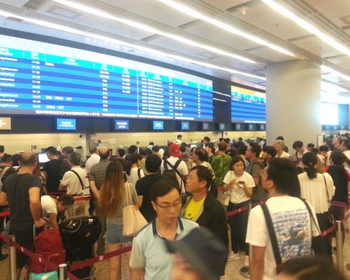 售票大堂下午排隊人數高達300多人
