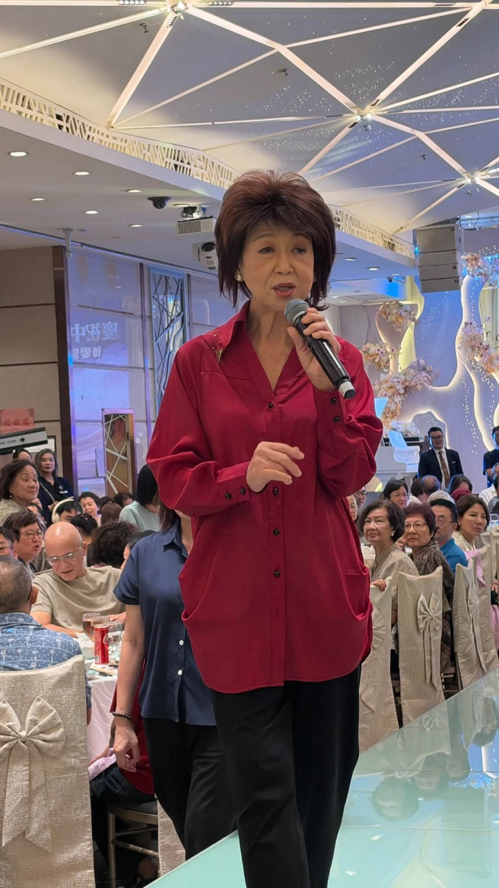 朱咪咪唱歌時中氣十足，但依然引起網民熱烈討論與健康憂慮。（圖片來源：《快拍.曼鏡頭》fb）