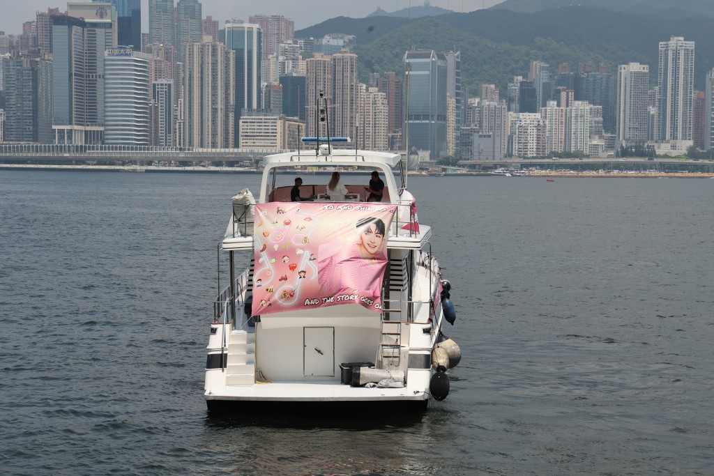 船上拉滿橫幅,吸引神徒們以維港景「打卡」。 船上拉滿橫幅,吸引神徒們以維港景「打卡」。