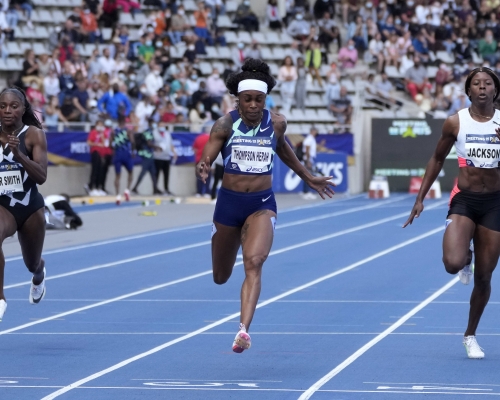 伊玲湯遜(中)以10秒72完成女子100米跑賽事奪金。 AP