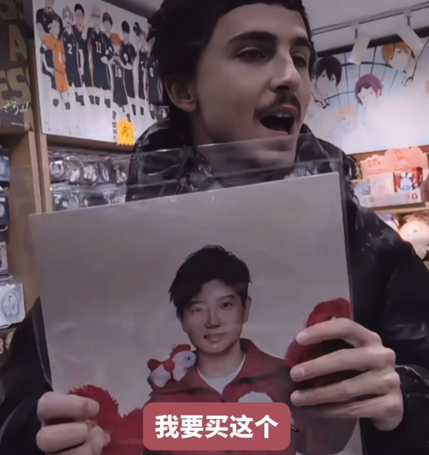 添麥菲在北京一間小店見到孫穎莎的海報，即以中文講出對方的名字。