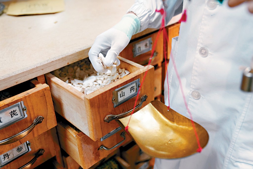 本港中醫藥業近年轉型，傳統藥行面臨考驗。