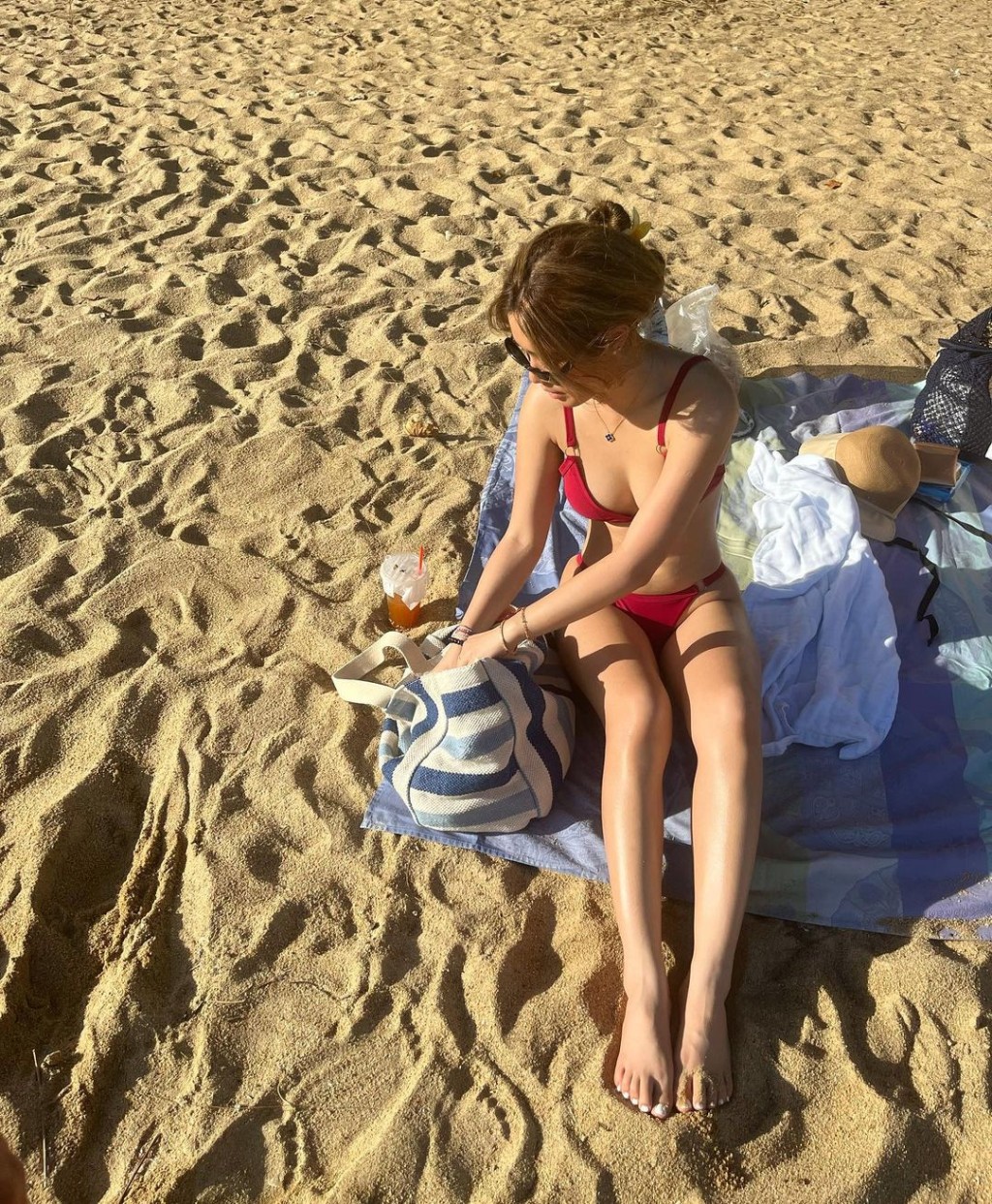 锺懿大晒「男友视角」沙滩照，穿上火红比坚尼的她大晒逆天长腿与丰满上围。