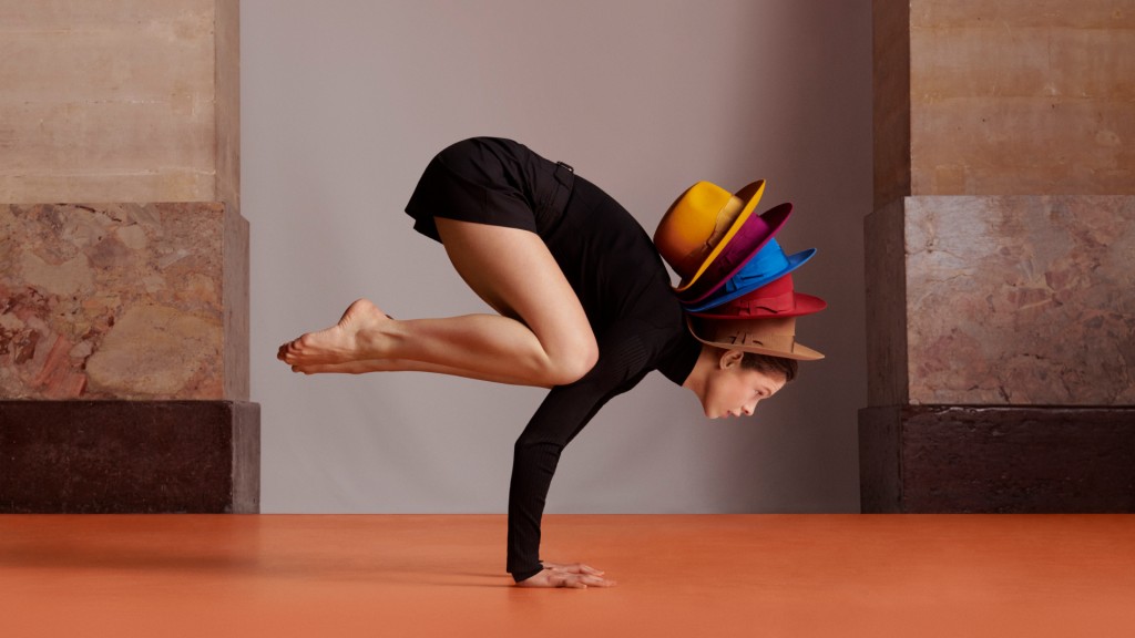 Hat Balance Challenge帽子平衡挑戰項目，要做運動時避免帽子掉下，考驗平衡力。