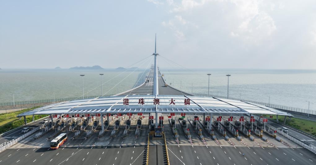 港珠澳大桥出入境客流量累计突破1亿人次。 新华社