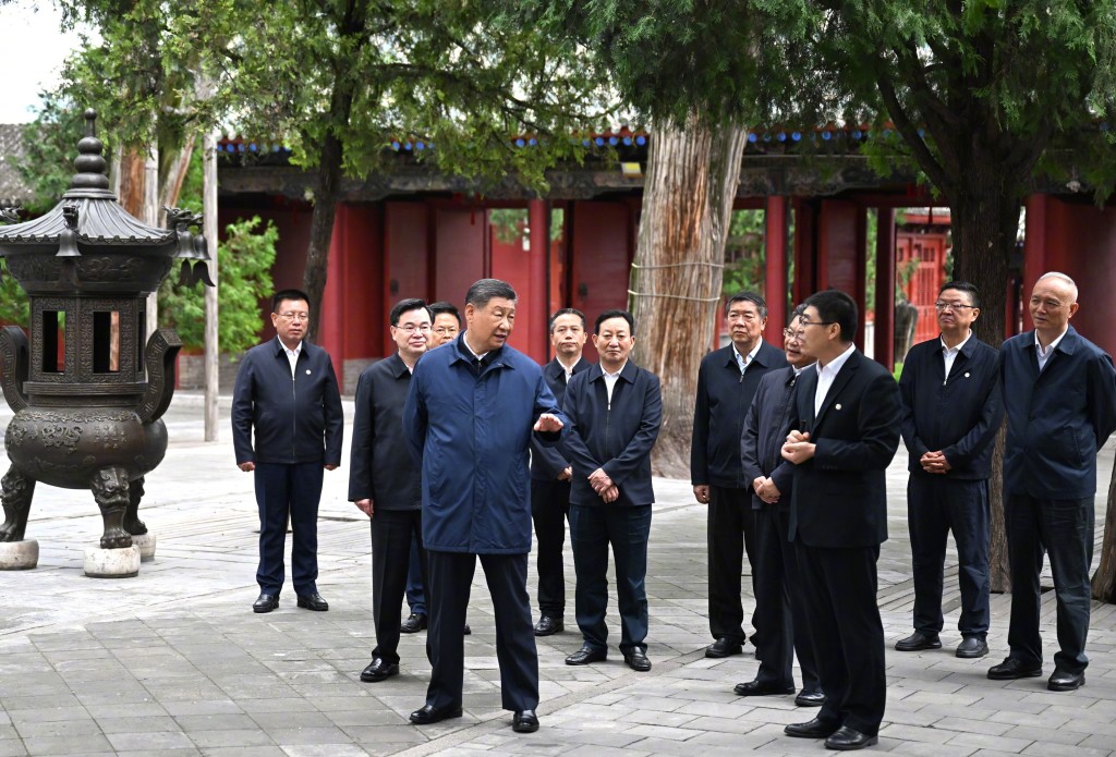 习近平在陕西宝鸡市和甘肃天水市考察调研。（新华社）