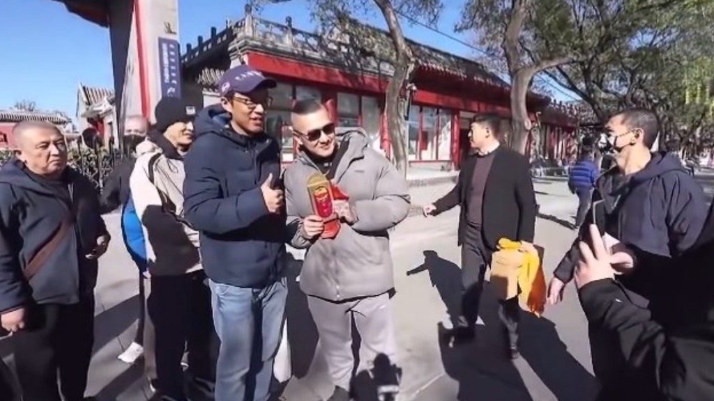 台灣網紅「館長」陳之漢到訪北京,在街頭與民眾合照。微博@天崗268