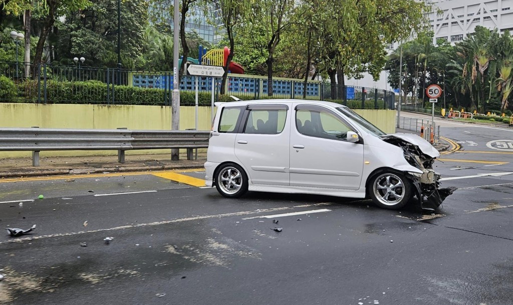 私家車車頭嚴重損毀。fb：香港突發事故報料區
