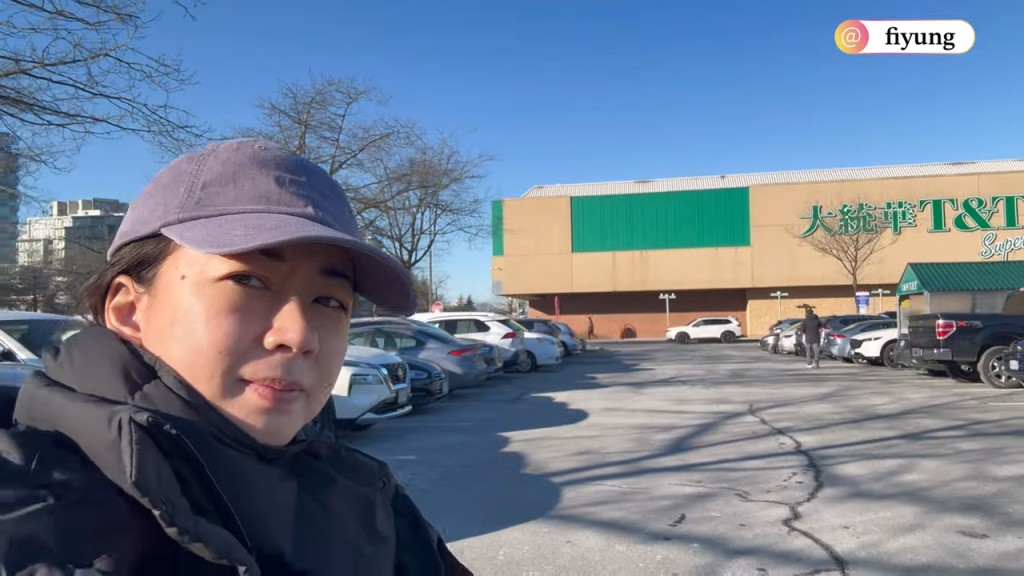 容羨媛送完仔女返學就去買餸。
