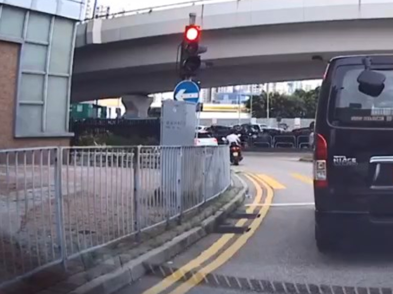 電單車過了斑馬線後,司機再上車絕塵而去。「香港突發事故報料區」片段截圖