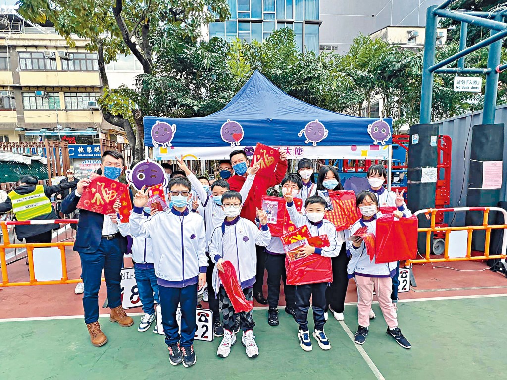 「提子大使」在年宵市場擺設攤位，向市民宣傳防騙訊息。