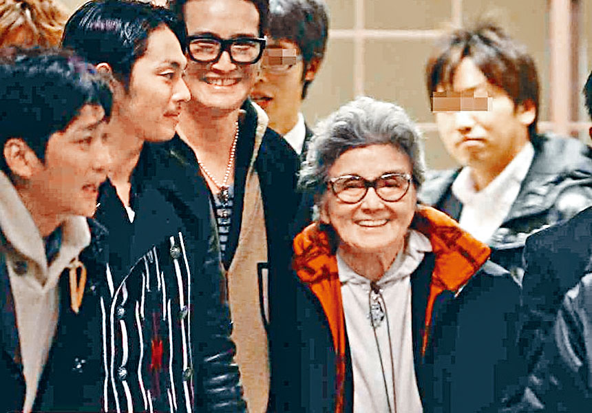 ■辞任尊尼董事的Mary喜多川（右二）年事已高，3年前曾因过劳入院。