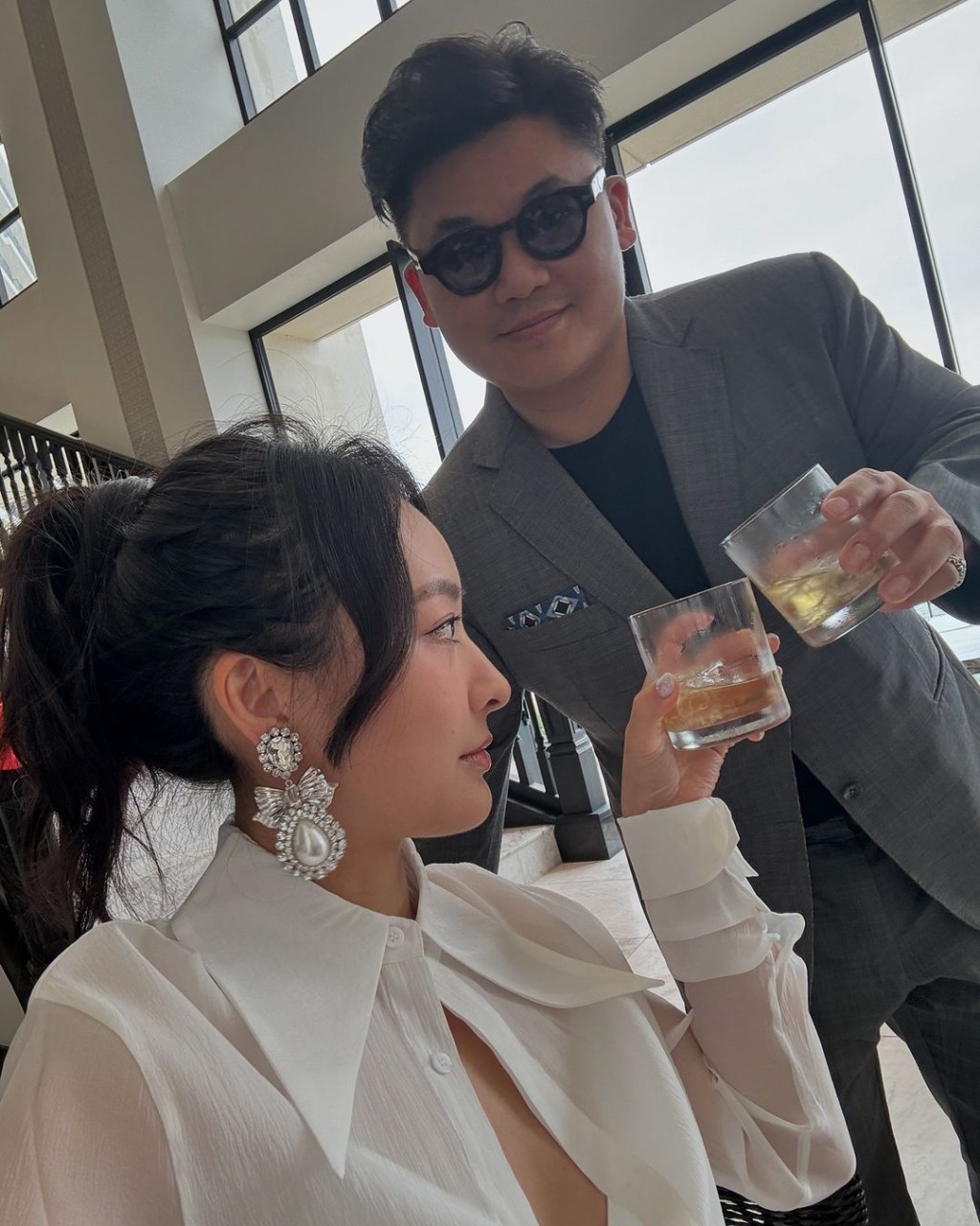 陳瀅紮起馬尾並穿上一件白色長袖紗裙配尖頭高跟鞋。 陳瀅紮起馬尾並穿上一件白色長袖紗裙配尖頭高跟鞋。