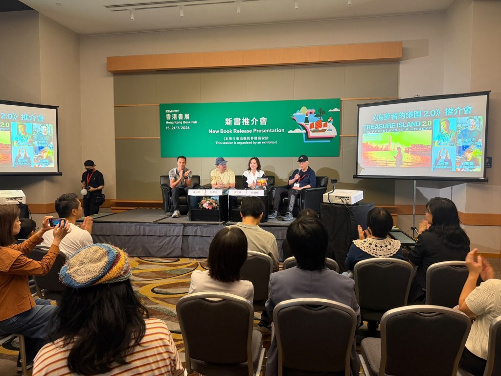 導演何爵天及越野跑手黃浩聰等出席,探討年輕人在AI新紀元下如何準備自己與追尋夢想。 導演何爵天及越野跑手黃浩聰等出席,探討年輕人在AI新紀元下如何準備自己與追尋夢想。