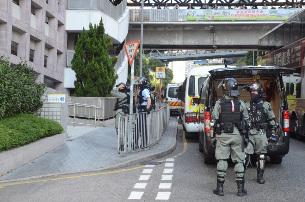 防暴警藍田票站外戒備。