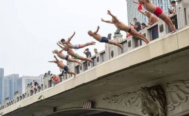 天津獅子林橋跳水活動，最先流行於當地的大叔間。（微博截圖）