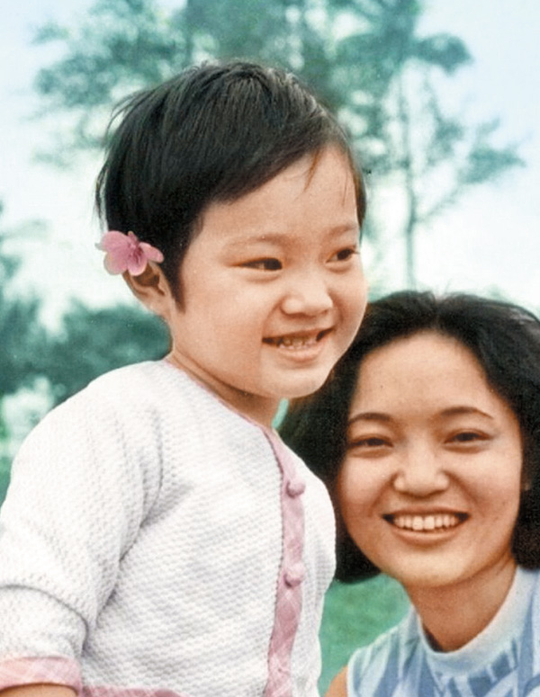 在媽媽的呵護下，童年的陳法蓉經常笑咪咪，當時她已經留短髮，喜歡在耳邊插花扮靚。