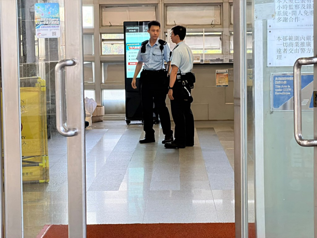 警方到場調查案件。 警方到場調查案件。