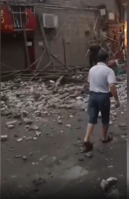 在震央內江市，有房屋倒塌。網圖
