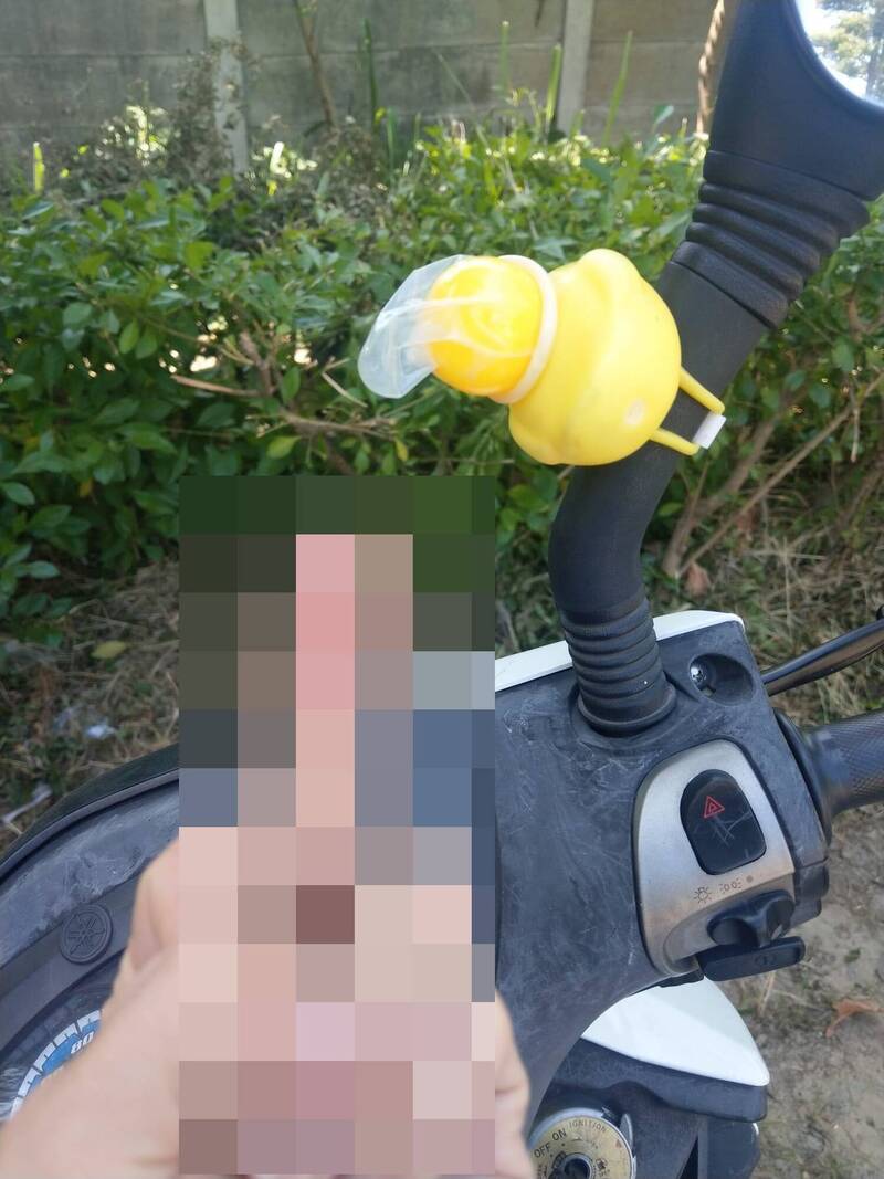事主怒豎中指拍下相片。fb