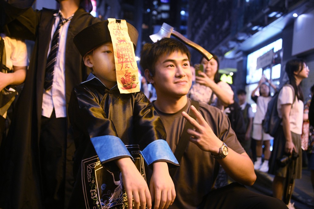 小朋友扮殭屍吸引路人打卡。 小朋友扮殭屍吸引路人打卡。