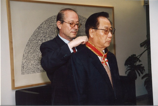 梅兆榮獲頒德意志聯邦共和國星級大十字勛章