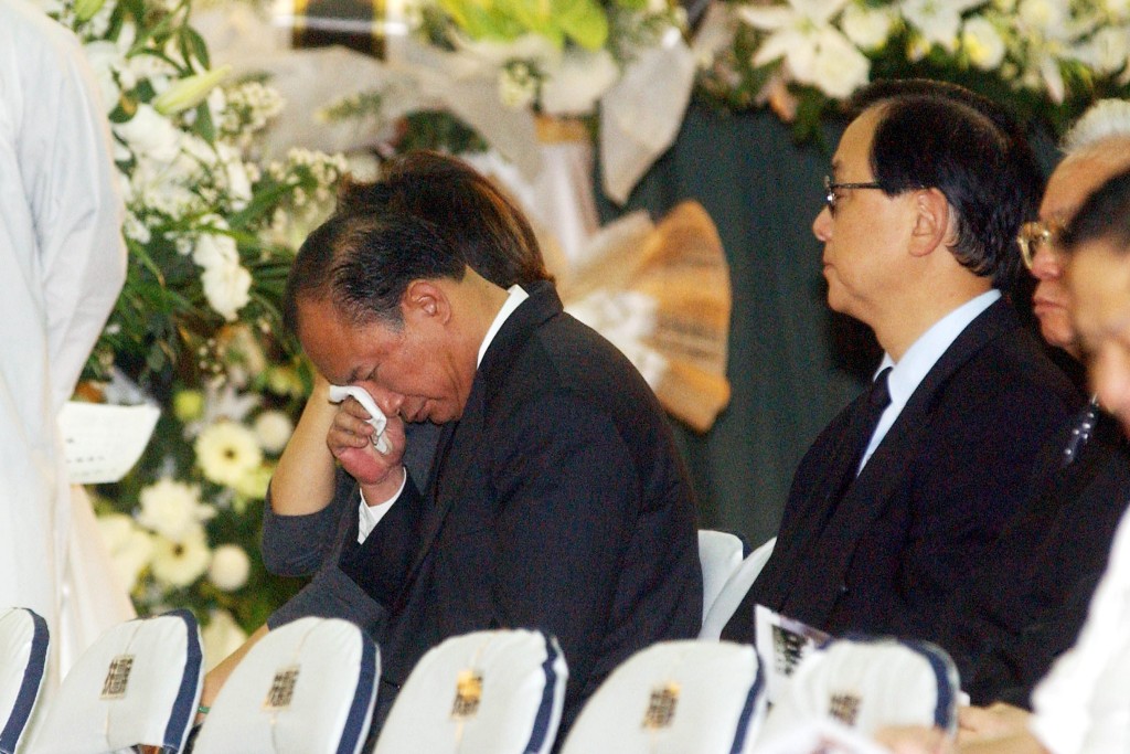 弟子吳宇森（左）傷感落淚。