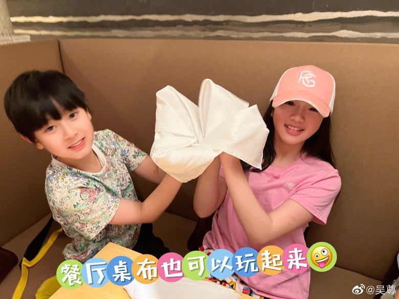 9歲Max個樣,真係同爸爸餅印一樣。