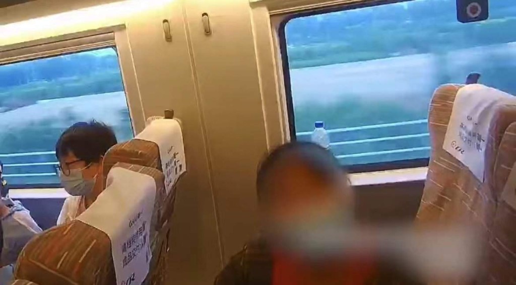 在貴陽北開往北京西的高鐵列車上，兩名女子帶著一個嬰兒，行為異常引起鄰座乘客注意並報警。