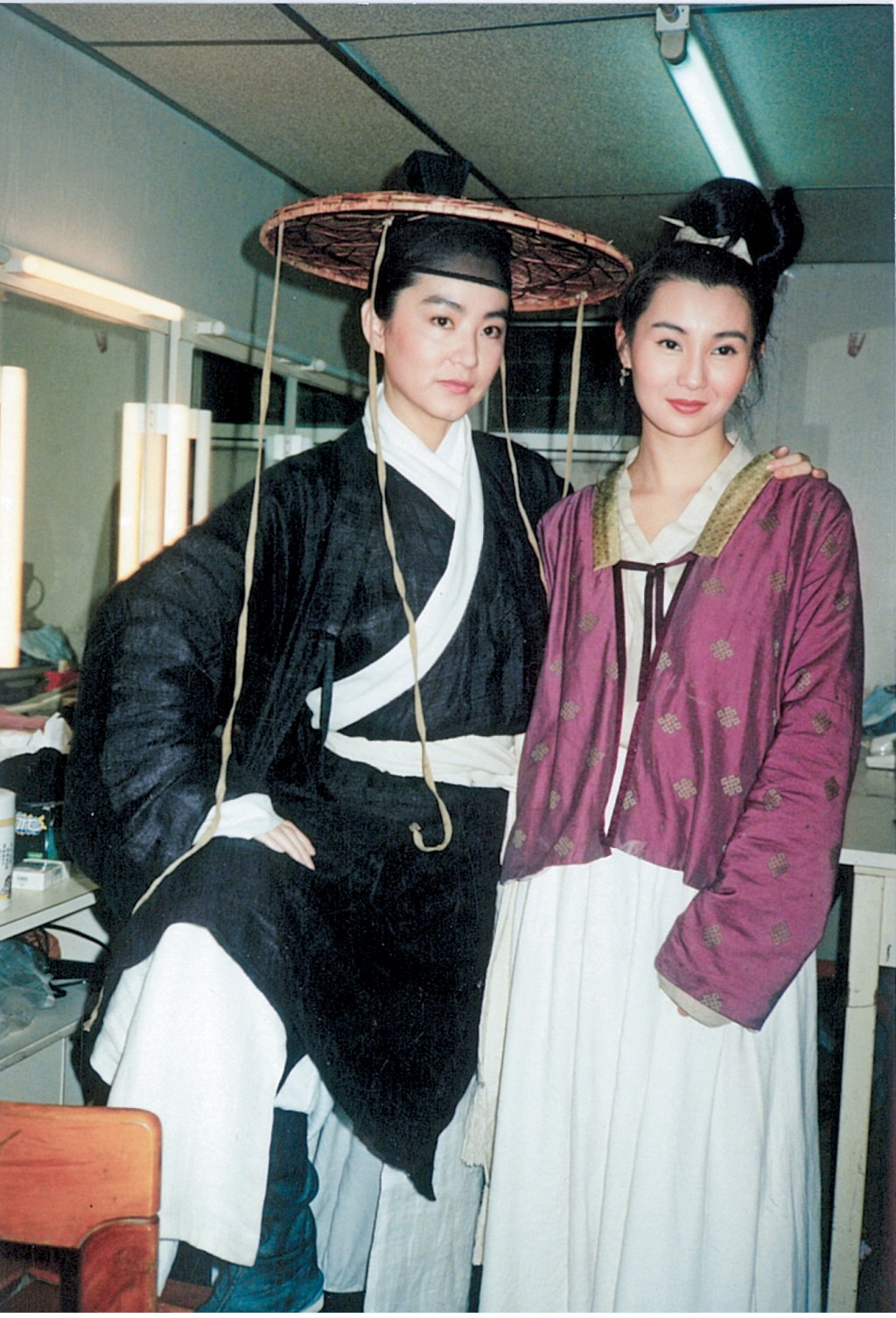 林青霞（左）當時忍痛完成該場戲份，但她一直擔心會失明。