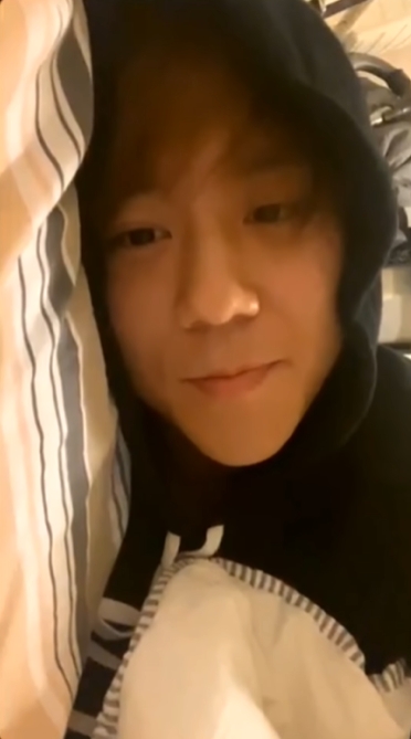 姜濤尋晚開Live睇首播。