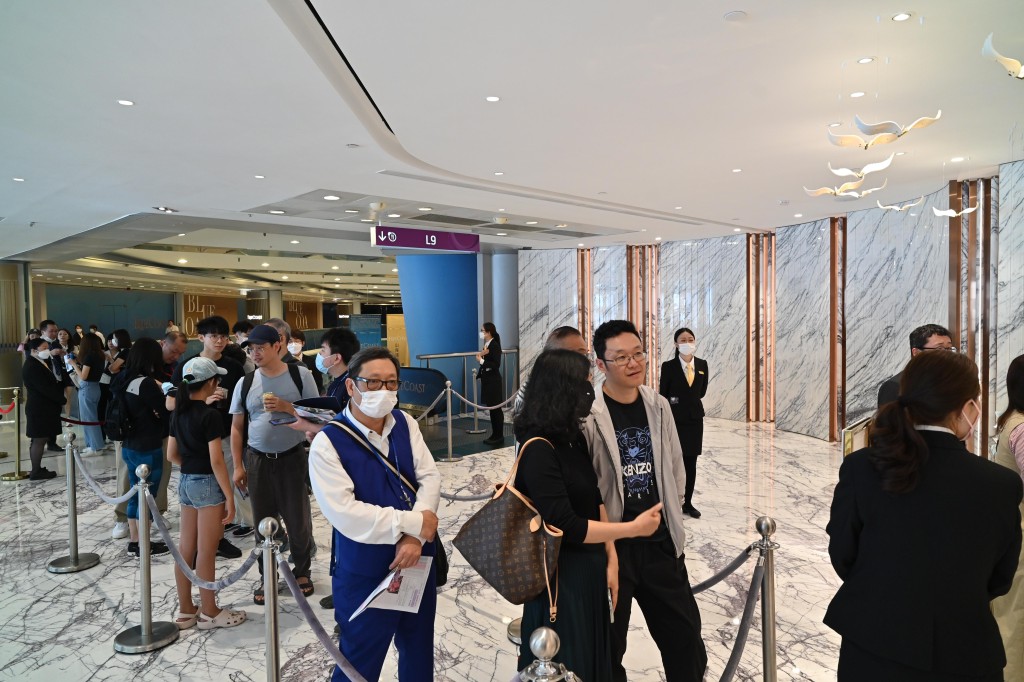 记者于Blue Coast红磡的展销厅现场所见，吸引大批睇楼客等到场参观。