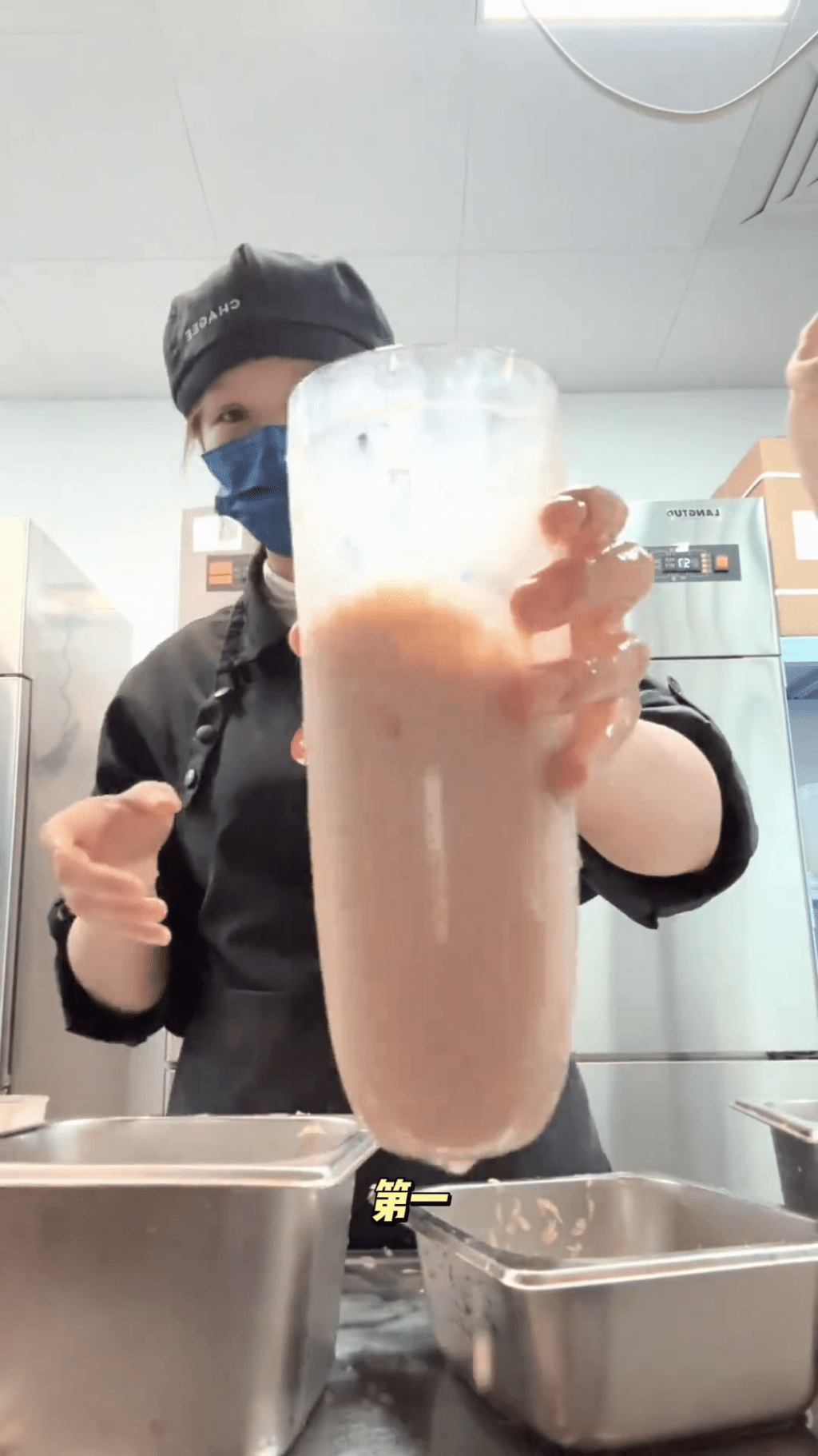 霸王茶姬員工徒手攪拌影片瘋傳，遭網友質疑炮轟。